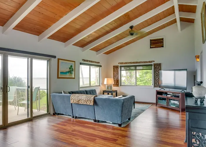 Hilo Home W/ Private Deck + Stunning Ocean Views!